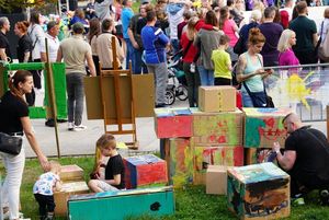 Dzieci, tworzące rzeźby z kartonu