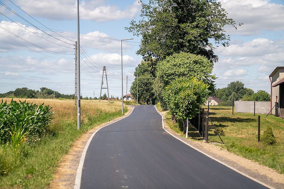 Ulica Długosza po remoncie z nową nawierzchnią asfaltową
