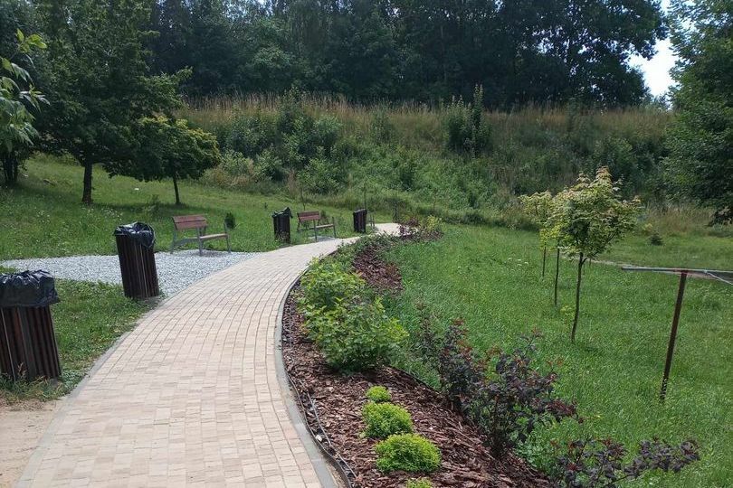 Zdjęcie przedstawia zagospodarowaną przestrzeń przy ulicy Wyspiańskiego.