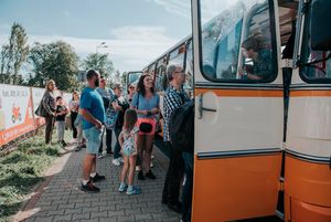 Ludzie w kolejce do przejażdżki Autosanem.