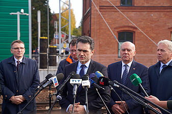 Do mikrofonów przemawia Piotr Malepszak, wiceminister infrastruktury