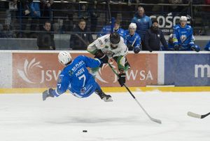 Walka o krążek w środkowej tercji.