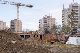 Plac budowy przedszkola na ulicy kaszubskiej widać mury budynku żuraw w tle bloki