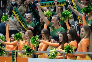 Kibice robią pamiątkowe zdjęcie.