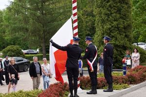 strażacy wciągają flagę na maszt