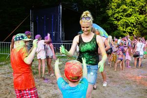 Mama z dziećmi podczas zabawy kolorami holi 