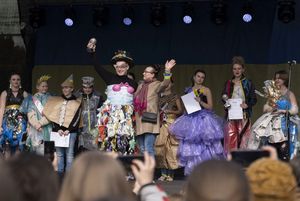 Młodzież w strojach z odpadów - wręczenie nagród.