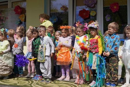 Dzieci przygotowujące się do występu