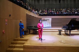 Prezydent Anna Hetman przemawia na scenie przez mikrofon do publiczności