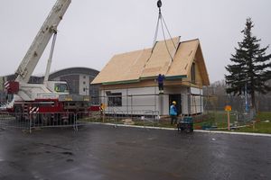 Zdjęcie przedstawia budowę domu jednorodzinnego połączona z warsztatami dla uczniów Zespołu Szkół Techniczno-Branżowych.