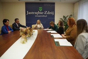 Prezydent Anna Hetman i naczelnik wydziału edukacji rozmawiają z nauczycielkami przy stole konferencyjnym 