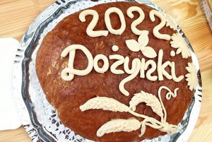 Zdjęcie przedstawia chleb dożynkowy. 