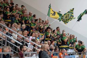 Kibice na trybunach hali.