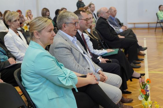 Starsza publika oglądająca przedstawienie