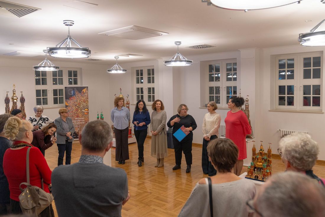 sala w Galerii Sztuki Współczesnej w niej ludzie uczestniczący w wernisażu