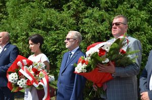 Składanie kwiatów pod pomnikiem
