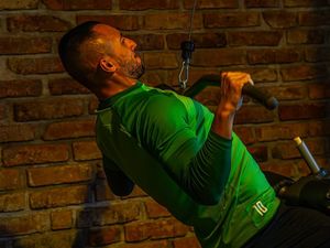 Piłkarz podczas treningu i wyciskania na klatę