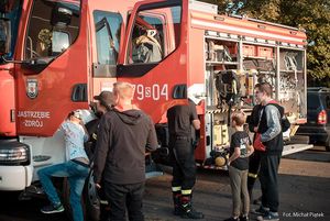 Dzieci zapoznają się z wozem straży pożarnej.