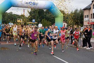 Zdjęcie przedstawia zawodników na starcie biegu głównego.