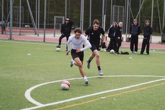 Zawodnik biegnie z piłką 