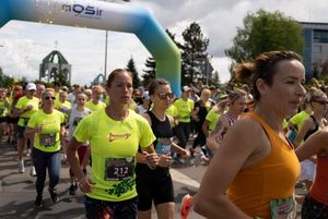 Uczestniczki VIII Jastrzębskiego Biegu Kobiet przekraczają linię startu.