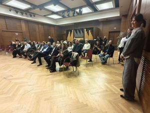 uczestnicy spotkania w hawirzowie siedzą na sali, ujęcie na całą publikę