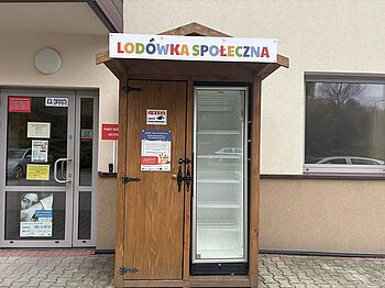 Lodówka przed Ośrodkiem Pomocy Społecznej