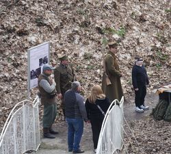 Uczestnicy gry terenowej zebrani wokół tablicy