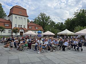 Ludzie słuchający koncertu, widok z boku na publiczność