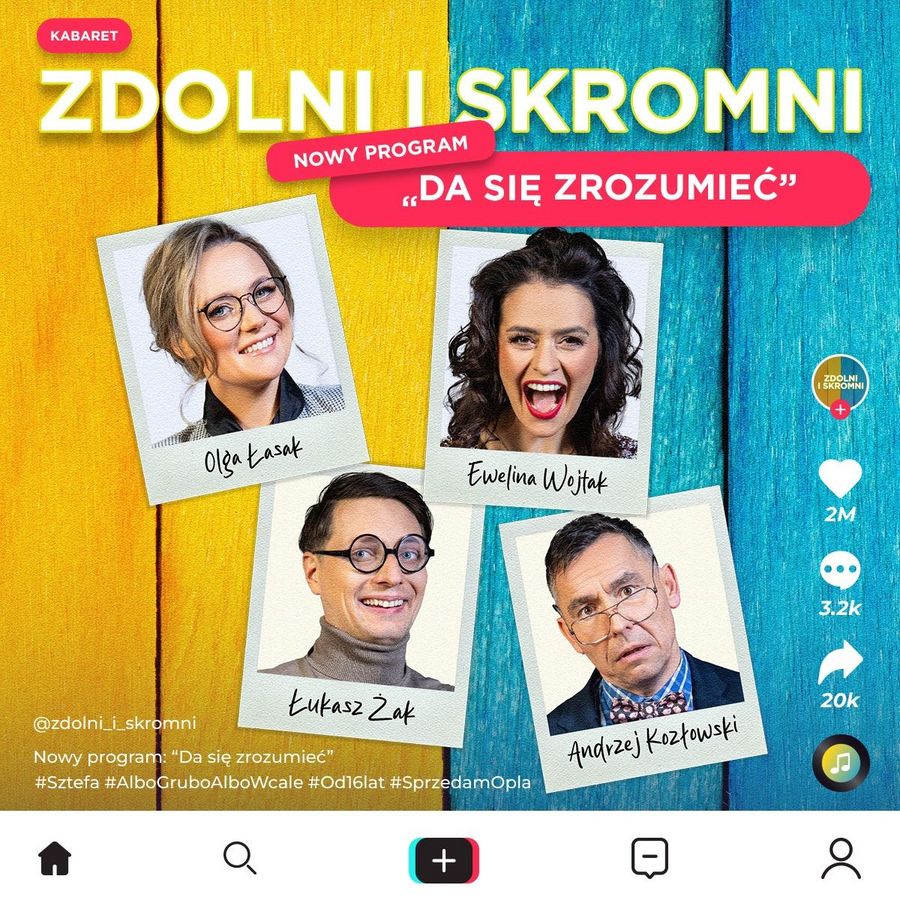 Kolorowa grafika promująca kabaret „Zdolni i Skromni” i nowy program „Da się zrozumieć”. Na tle żółto-niebieskich desek cztery portrety członków zespołu: Olga Łasak, Ewelina Wojtak, Łukasz Żak i Andrzej Kozłowski.