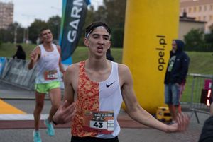 Zdjęcie przedstawia zawodników na mecie biegu głównego.