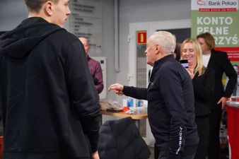Himalaista podczas rozmowy z uczestnikami