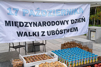 Baner z napisem 17 października międzynarodowy dzień walki z ubóstwem