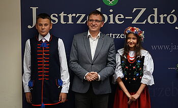 Prezydent Michał Urgoł i młodzież w strojach ludowych 