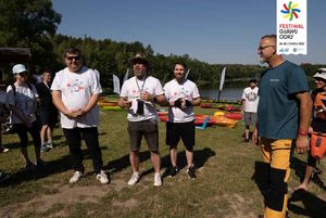 Osoby na zbiórce przed spływem kajakowym.