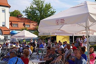 Liczna widownia siedząca podczas koncertu