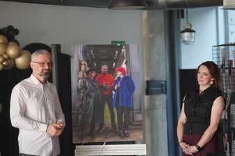 autorzy zdjęć stoją przed jednym z nich 