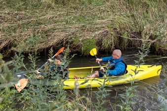 Dwójka kajakarzy podczas spływu 