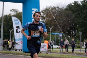 Zdjęcie przedstawia biegnącego zawodnika biegu głównego.