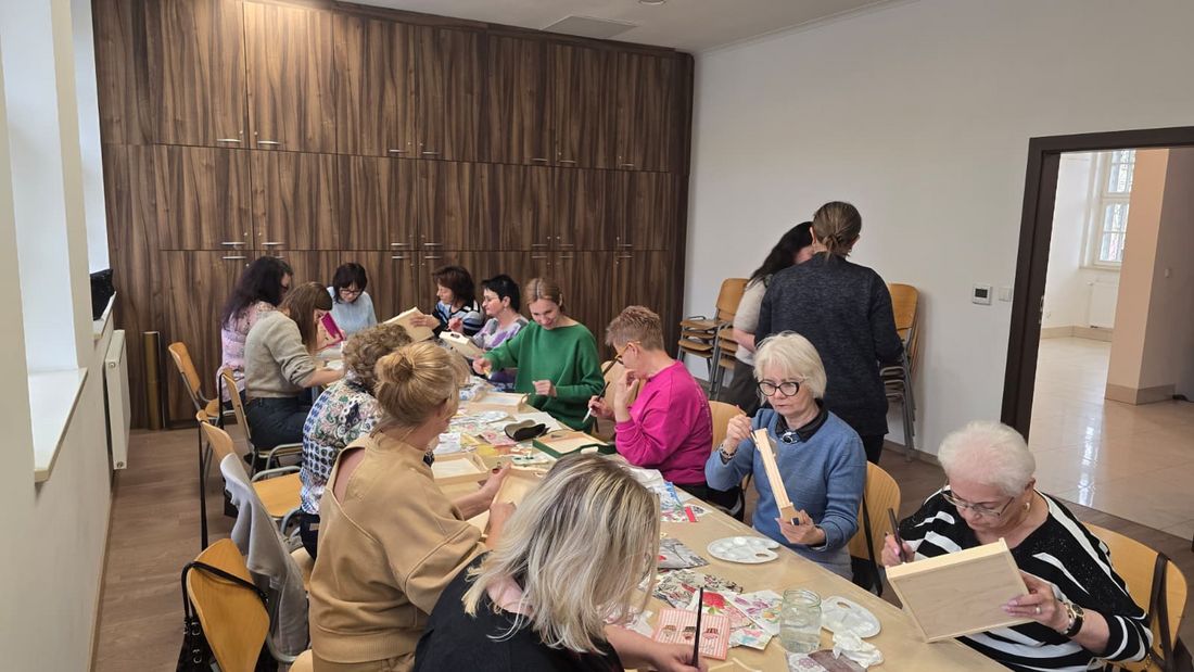 uczestniczki podczas warsztatów decoupage