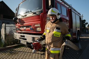 Strażak OSP w pełnym bojowym stroju.