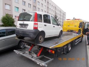 straż miejska usuwa wraki