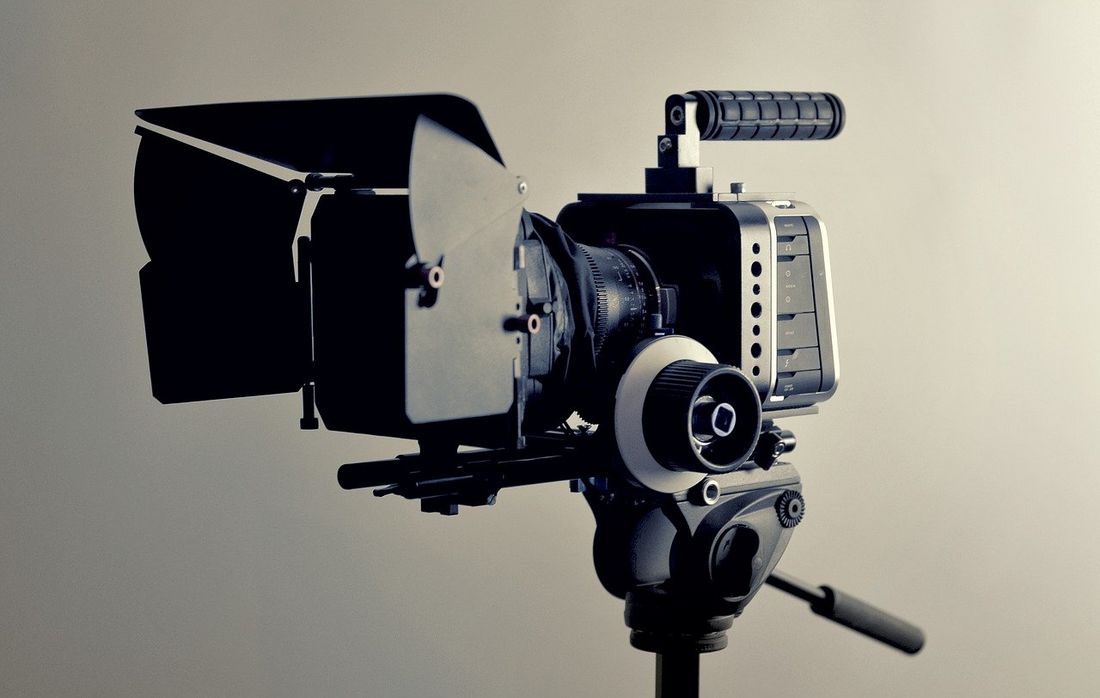 Zdjęcie przedstawia kamerę filmową.