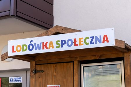 Napis Lodówka Społeczna na górnej cześci lodówki