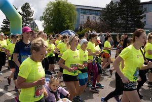 Uczestniczki VIII Jastrzębskiego Biegu Kobiet przekraczają linię startu.