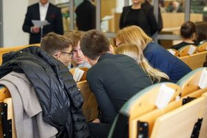Zdjęcie przedstawia uczestników olimpiady. 