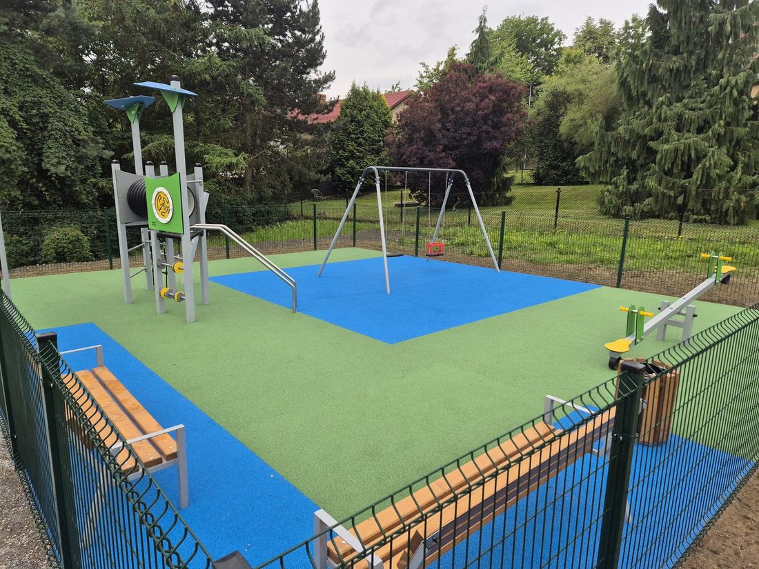 Zdjęcie przedstawia plac zabaw