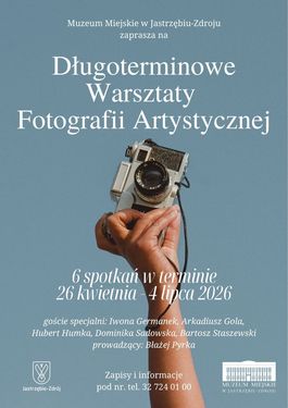 „Długoterminowych Warsztatów Fotografii Artystycznej” w Muzeum Miejskim w Jastrzębiu-Zdroju. Zdjęcie dłoni trzymającej pionowo aparat fotograficzny na niebieskim tle. Termin: 26 kwietnia – 4 lipca 2026 r. (6 spotkań). Zapisy: tel. 32 724 01 00