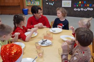 Dzieci w przedszkolu z panią prezydent.