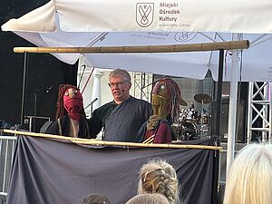 Marek Żyła z kukiełkami na obu rękach